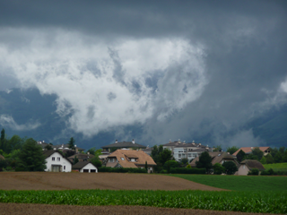 Dunkle Wolken am Morgen