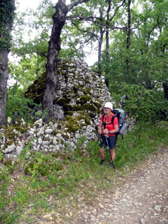 Maria vor einer Cazelle (steinerne Schäferhütte)