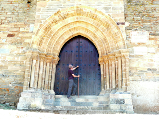 Puerta del Perdón an der Santiagokirche von Villafranca del Bierzo