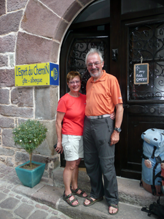 Vor der Herberge L’Esprit de Chemin